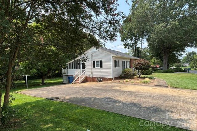 1404 23rd Avenue NE, Hickory, NC 28601