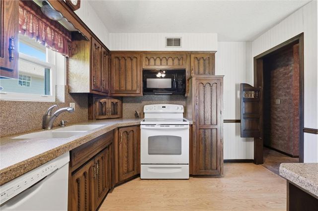 3300 S Phelps Road, Independence, MO 64055