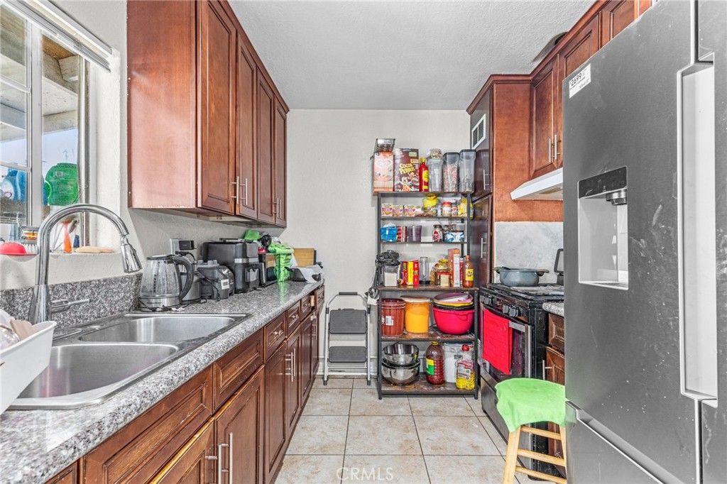 Image 23 of property listing at 2402 W 1st, San Bernardino, CA 92407