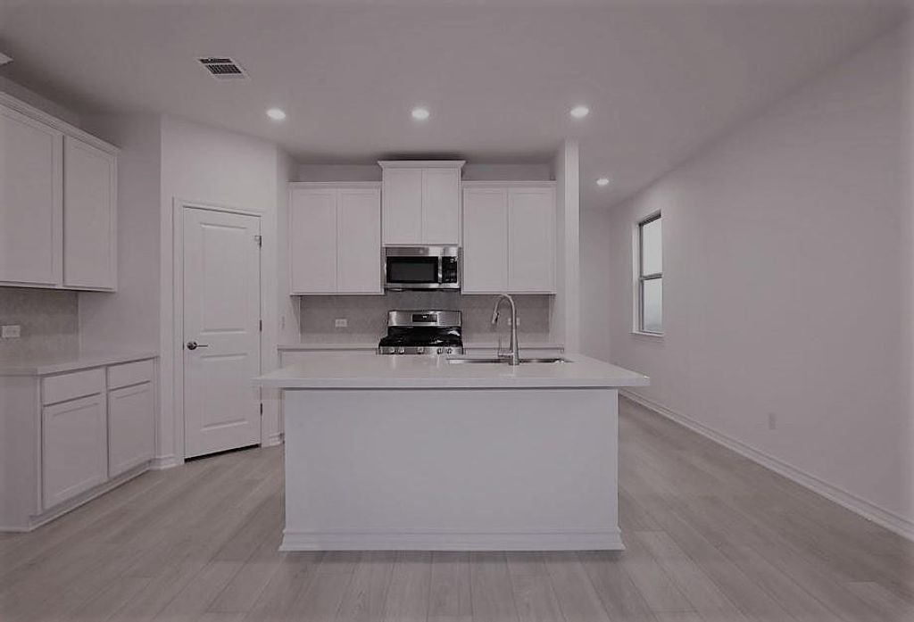 562 Papaya DR, Buda, TX 78610