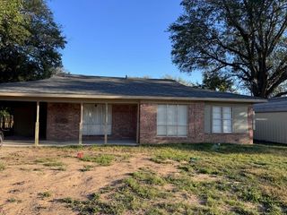945 E Fairview Street, Blossom, TX 75416