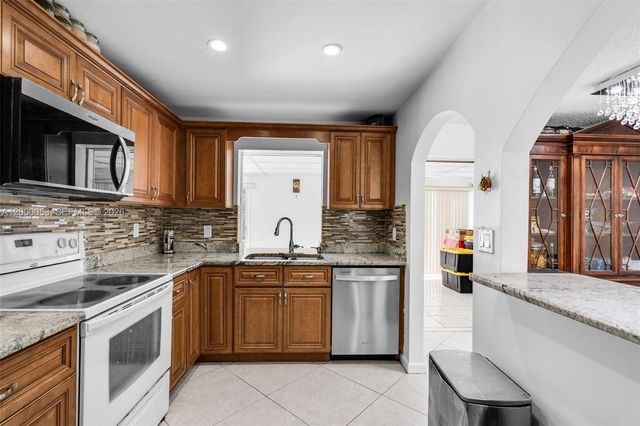 6534 NW 2nd St, Margate, FL 33063