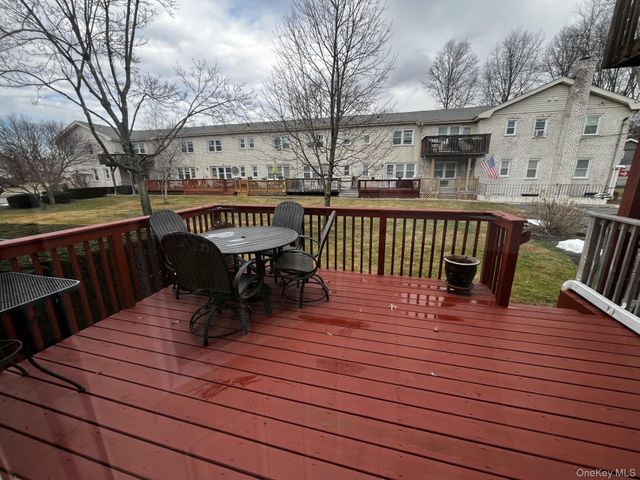 105 Finch Lane 1B, Islip, NY 11751