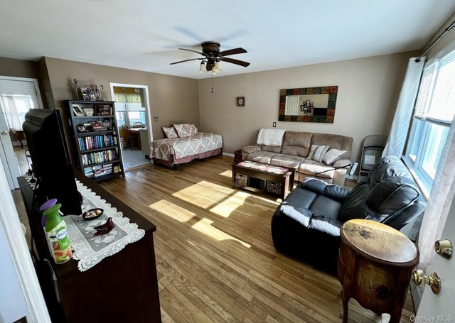 105 Finch Lane 1B, Islip, NY 11751