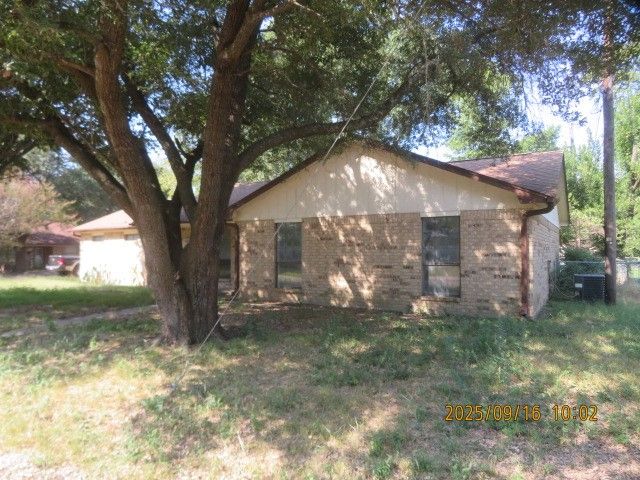 221 N 1st Street, Mabank, TX 75147