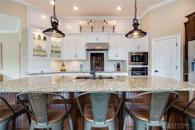 9369 Avingnon Way, Springboro, OH 45458