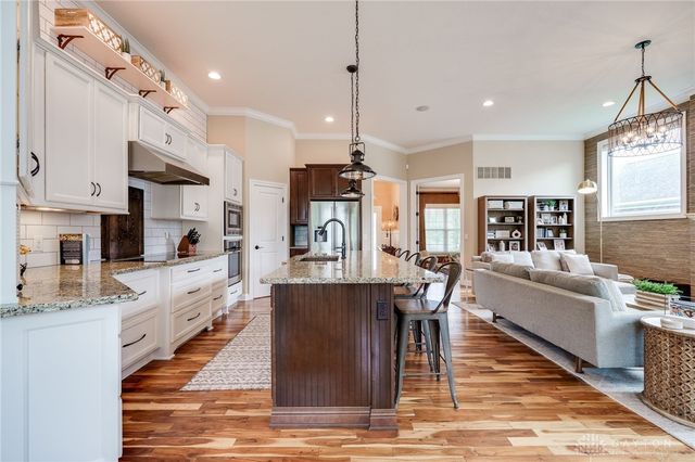 9369 Avingnon Way, Springboro, OH 45458