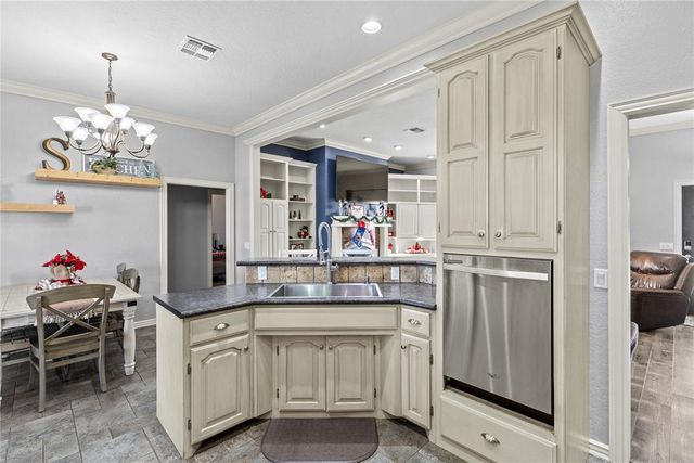 105 Jakes Place, Weatherford, OK 73096