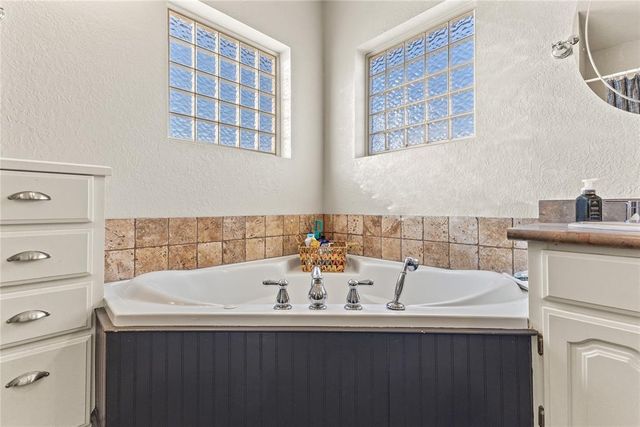 105 Jakes Place, Weatherford, OK 73096