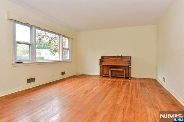 4 Demartini Place, Waldwick, NJ 07463