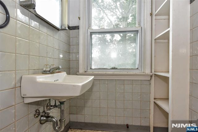 4 Demartini Place, Waldwick, NJ 07463