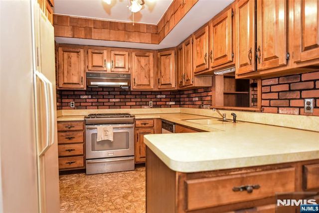 4 Demartini Place, Waldwick, NJ 07463