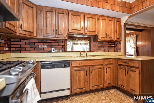 4 Demartini Place, Waldwick, NJ 07463