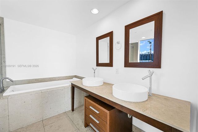 475 Brickell Ave 3113, Miami, FL 33131
