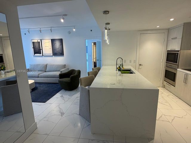 475 Brickell Ave 3113, Miami, FL 33131