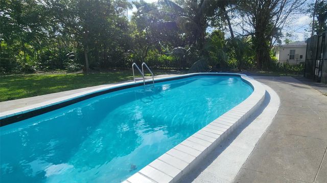 14715 N Spur Dr, Miami, FL 33161