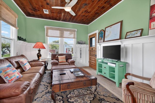 2407 37th Street, Galveston, TX 77550