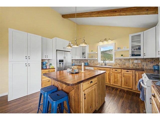 38 Navajo Ct, Lyons, CO 80540