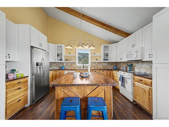 38 Navajo Ct, Lyons, CO 80540