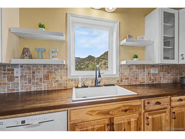 38 Navajo Ct, Lyons, CO 80540
