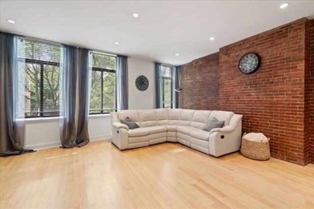 142 Commercial St 304, Boston, MA 02109