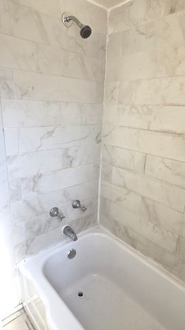 2038 W Jarvis Avenue 2F, Chicago, IL 60626
