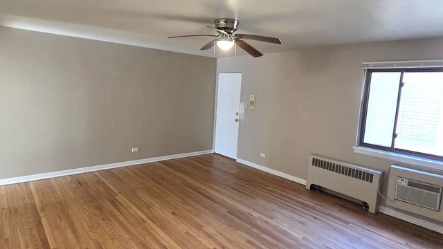2038 W Jarvis Avenue 2F, Chicago, IL 60626