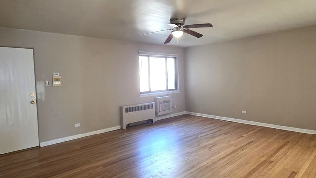 2038 W Jarvis Avenue 2F, Chicago, IL 60626