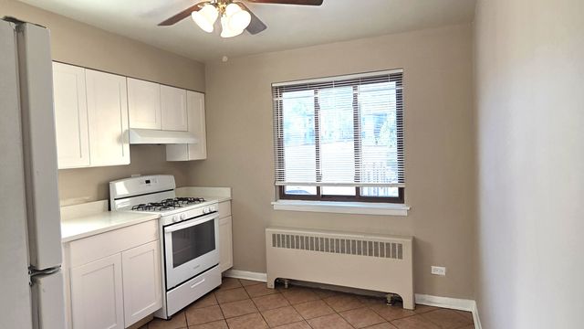 2038 W Jarvis Avenue 2F, Chicago, IL 60626