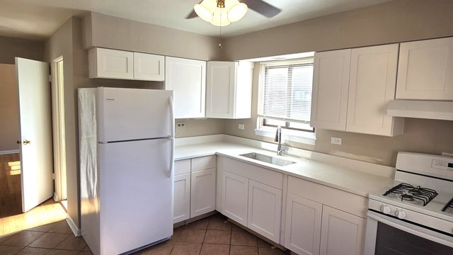 2038 W Jarvis Avenue 2F, Chicago, IL 60626