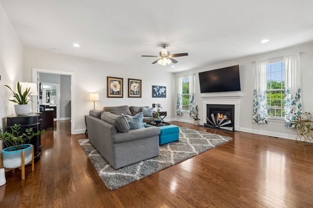 7016 Crimson Leaf Ln, College Grove, TN 37046