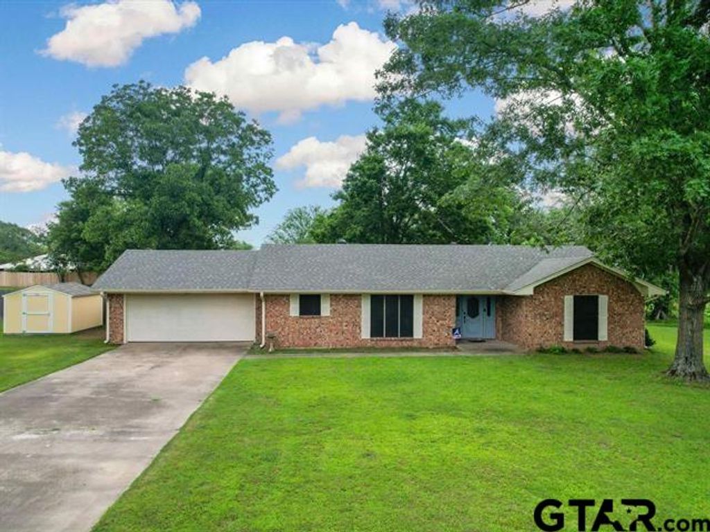 300 Joyner St, Omaha, TX 75571