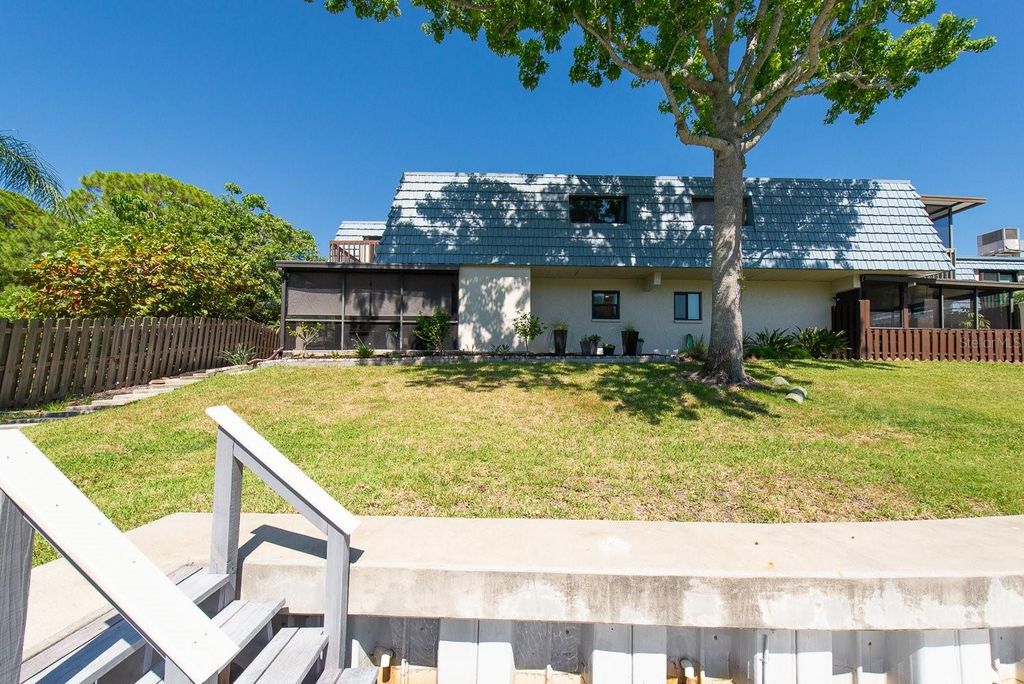 Image 2 of property listing at 9476 TRADEWINDS AVENUE, Seminole, FL 33776
