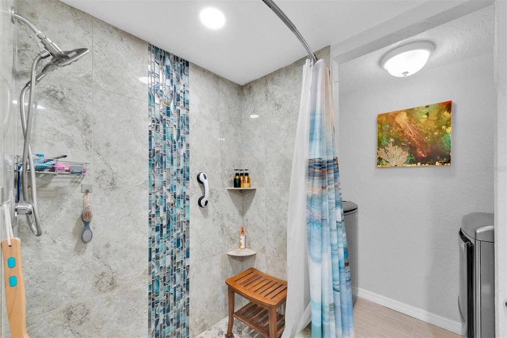 Image 12 of property listing at 9476 TRADEWINDS AVENUE, Seminole, FL 33776