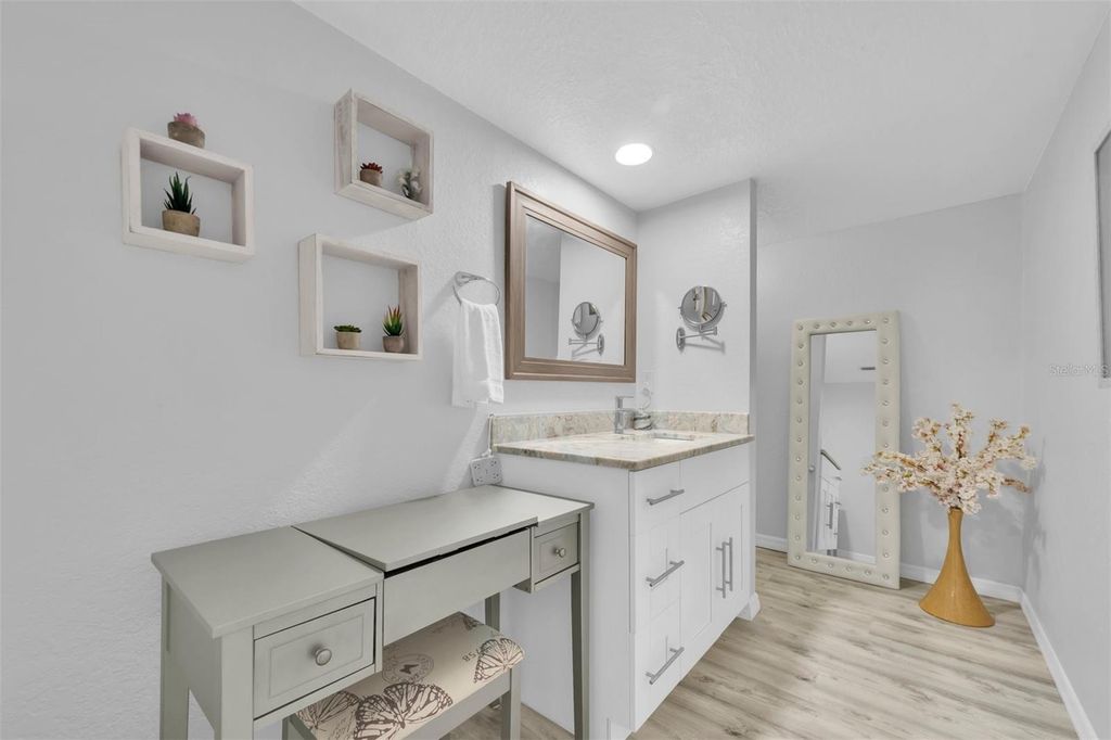 Image 19 of property listing at 9476 TRADEWINDS AVENUE, Seminole, FL 33776