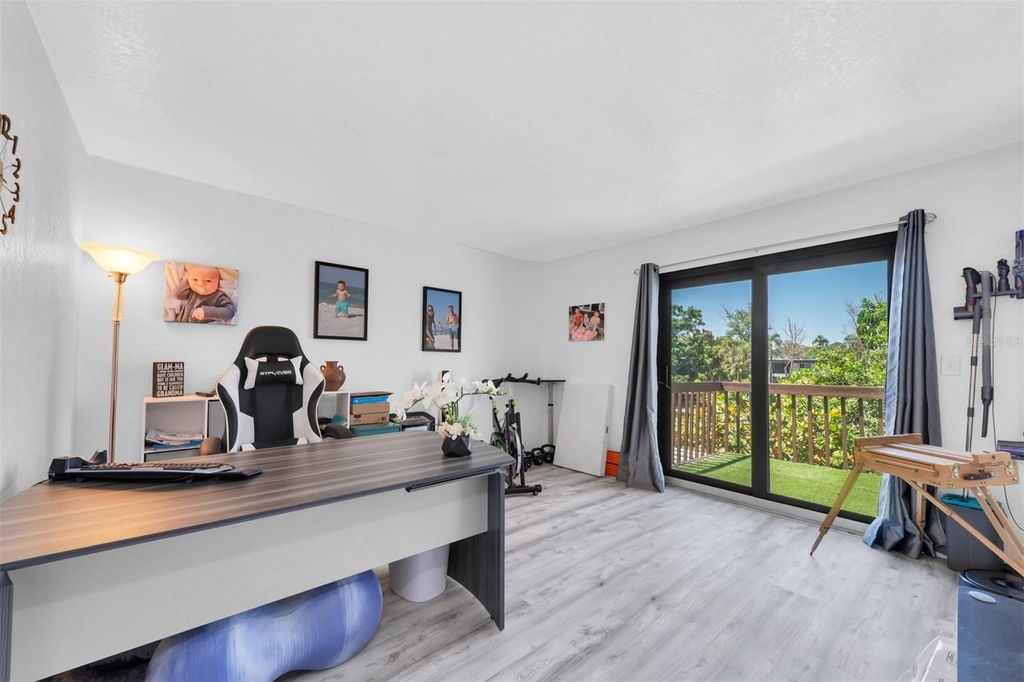 Image 20 of property listing at 9476 TRADEWINDS AVENUE, Seminole, FL 33776
