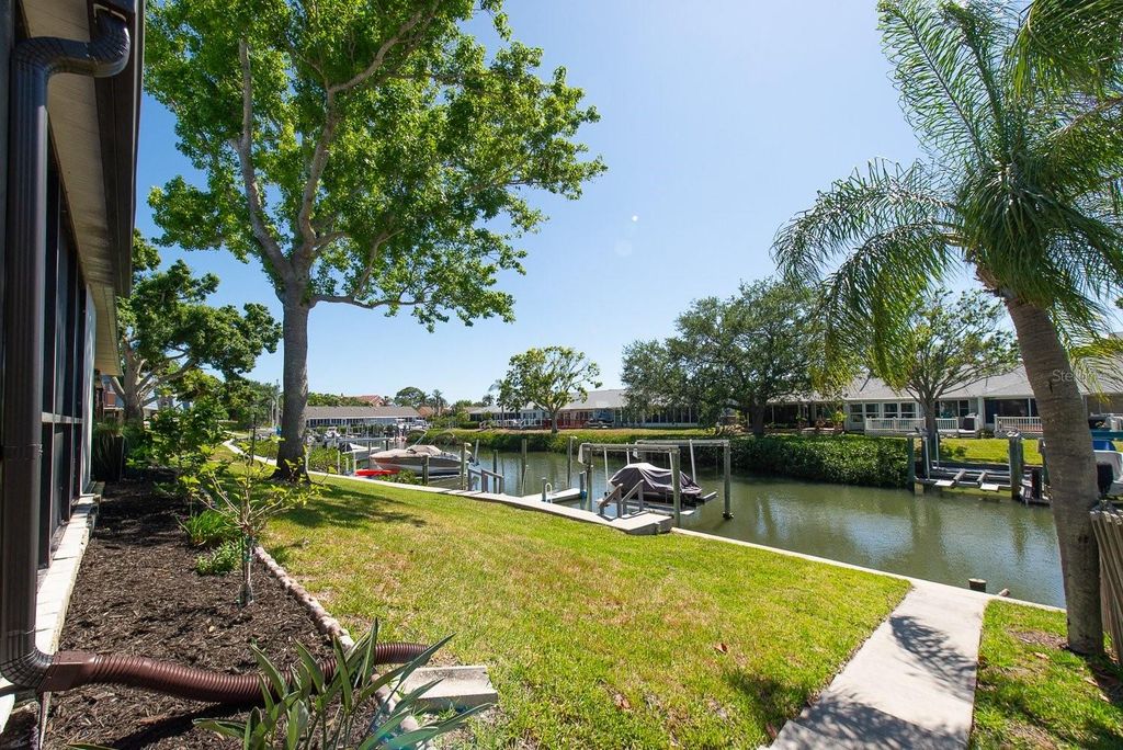 Image 3 of property listing at 9476 TRADEWINDS AVENUE, Seminole, FL 33776