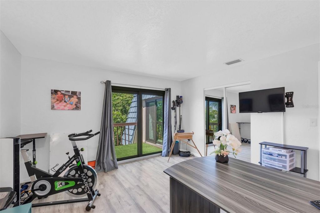 Image 21 of property listing at 9476 TRADEWINDS AVENUE, Seminole, FL 33776