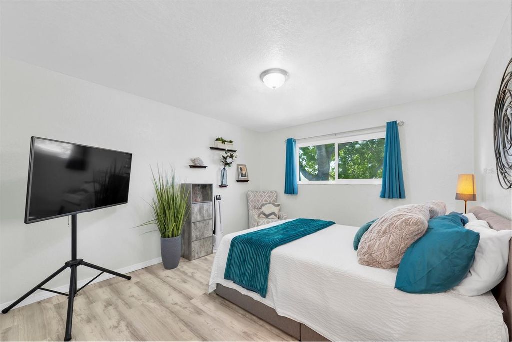 Image 22 of property listing at 9476 TRADEWINDS AVENUE, Seminole, FL 33776