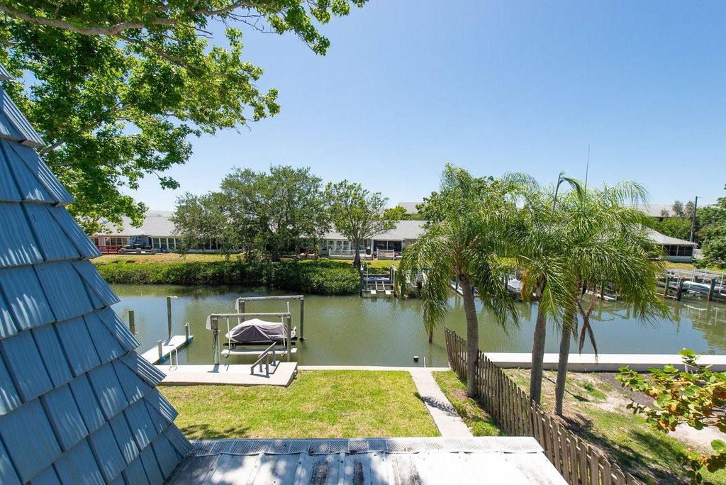 Image 24 of property listing at 9476 TRADEWINDS AVENUE, Seminole, FL 33776