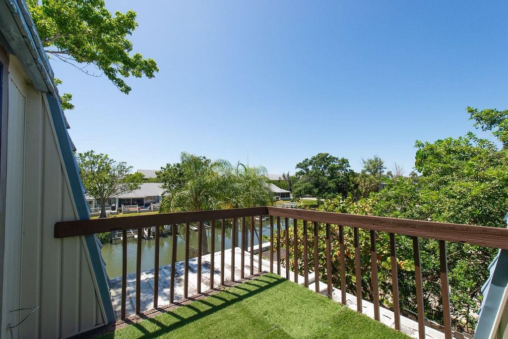 Image 25 of property listing at 9476 TRADEWINDS AVENUE, Seminole, FL 33776