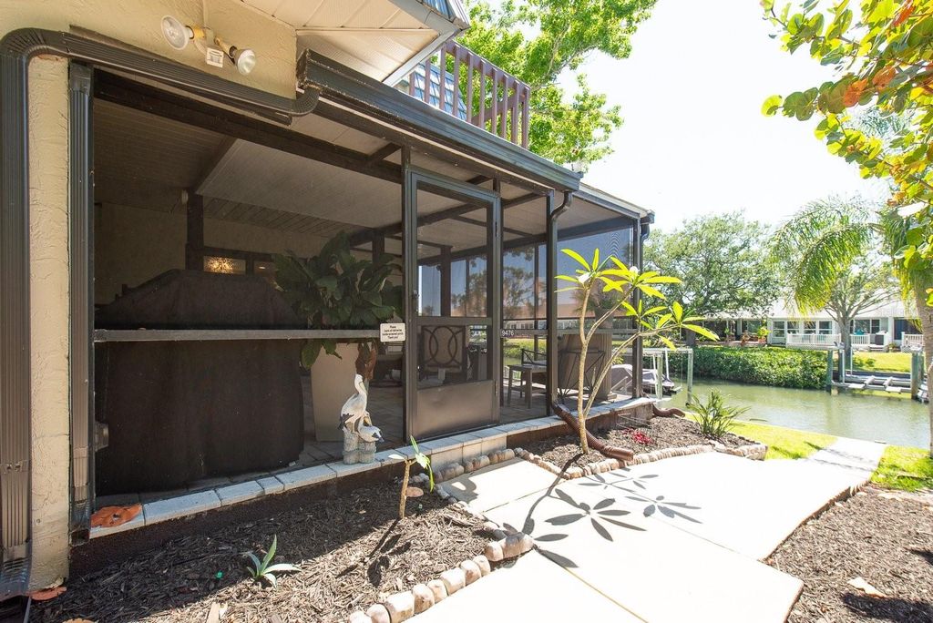 Image 28 of property listing at 9476 TRADEWINDS AVENUE, Seminole, FL 33776