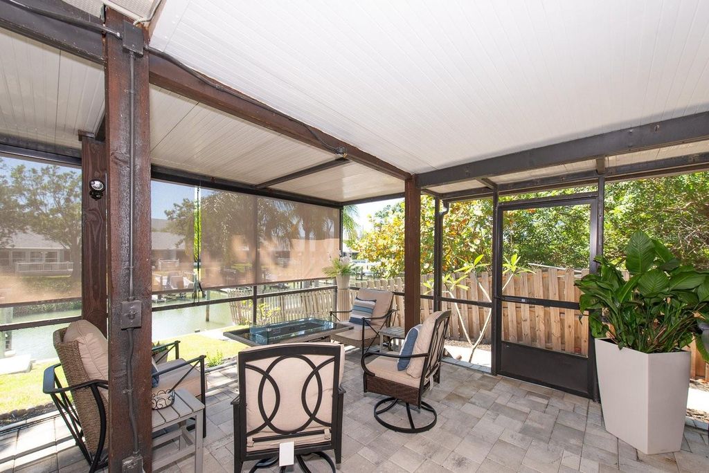 Image 29 of property listing at 9476 TRADEWINDS AVENUE, Seminole, FL 33776