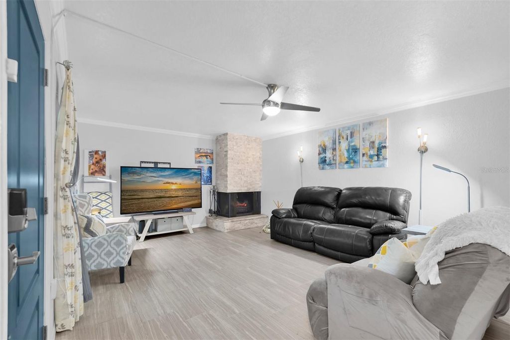 Image 4 of property listing at 9476 TRADEWINDS AVENUE, Seminole, FL 33776