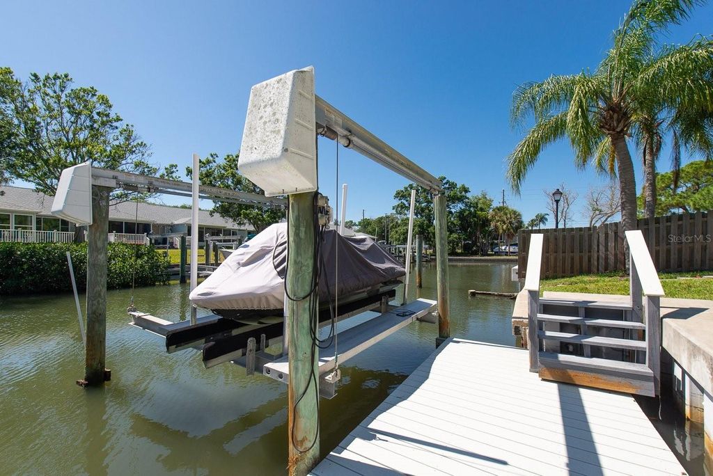 Image 32 of property listing at 9476 TRADEWINDS AVENUE, Seminole, FL 33776