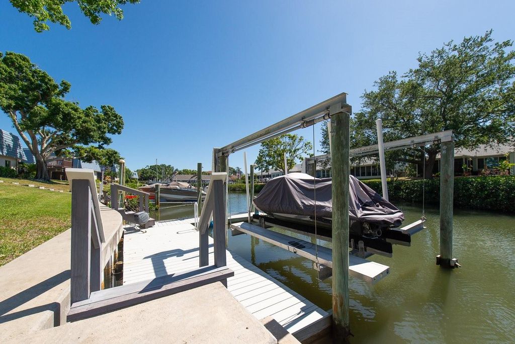 Image 33 of property listing at 9476 TRADEWINDS AVENUE, Seminole, FL 33776