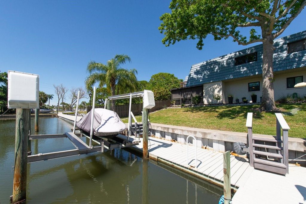 Image 34 of property listing at 9476 TRADEWINDS AVENUE, Seminole, FL 33776