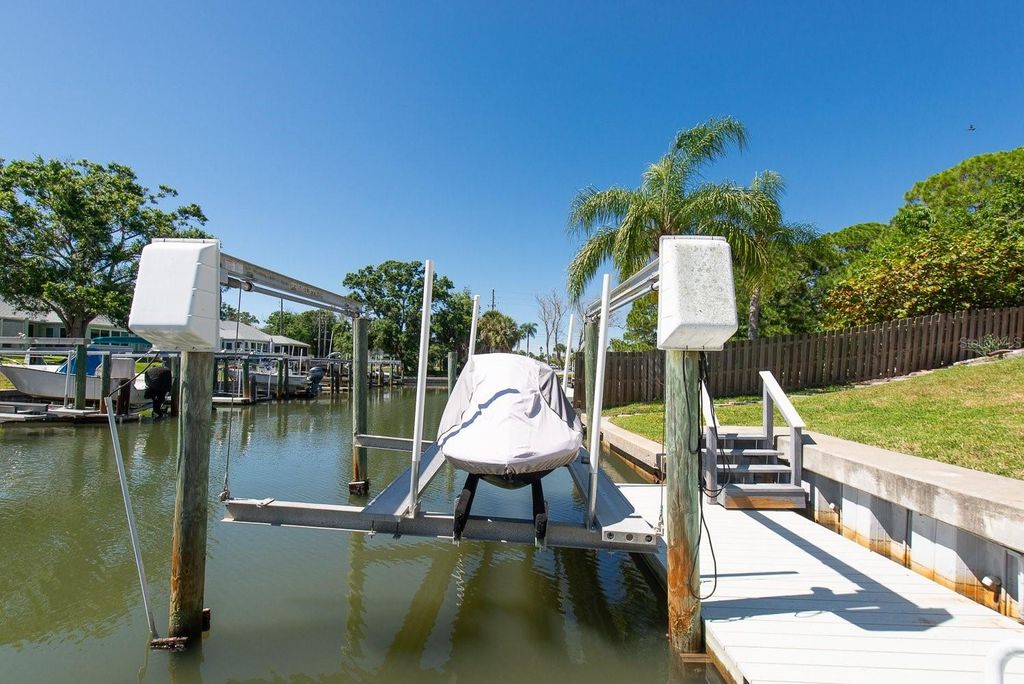Image 35 of property listing at 9476 TRADEWINDS AVENUE, Seminole, FL 33776