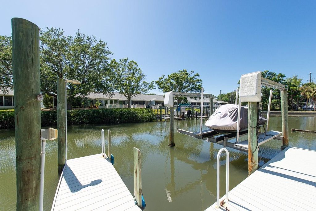 Image 36 of property listing at 9476 TRADEWINDS AVENUE, Seminole, FL 33776