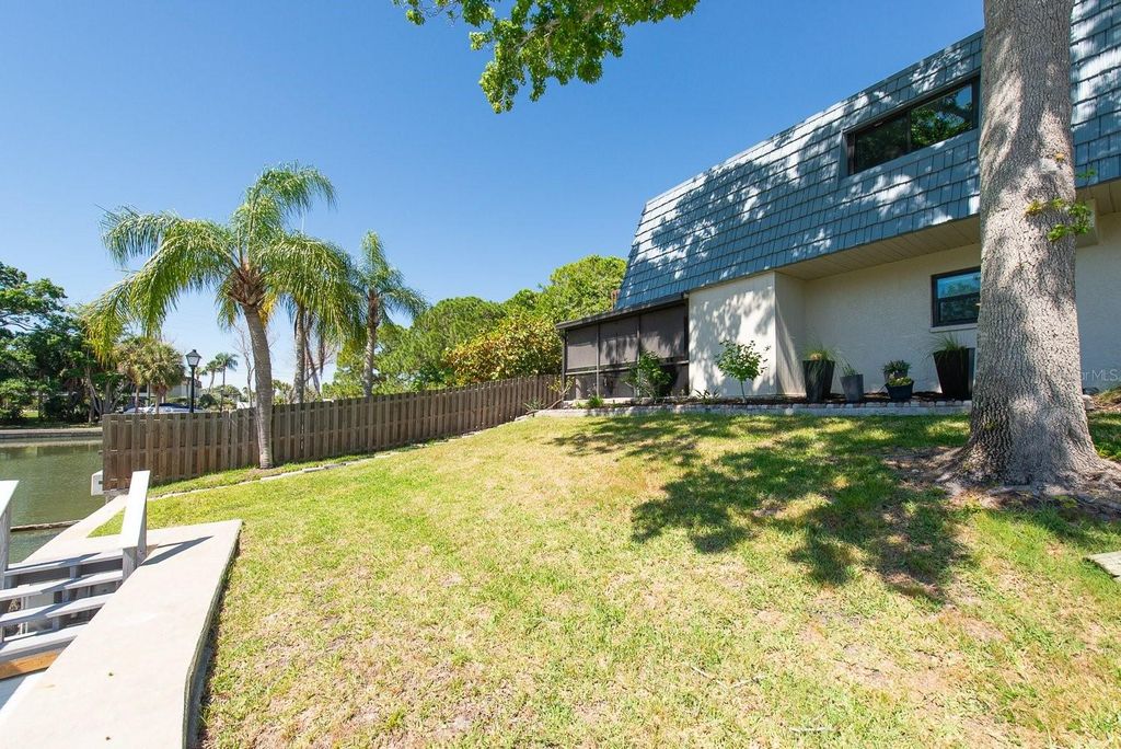 Image 37 of property listing at 9476 TRADEWINDS AVENUE, Seminole, FL 33776